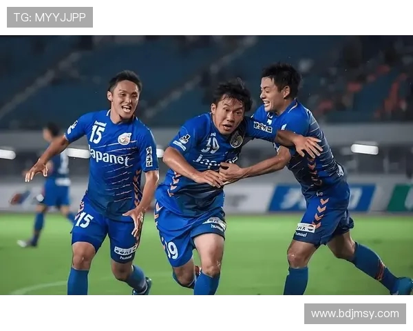 冈山绿雉与东京绿阴的精彩对决揭示了足球战术与团队精神的完美结合